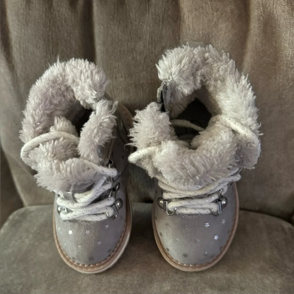 Cat & Jack Silver Star Boots - Size 5